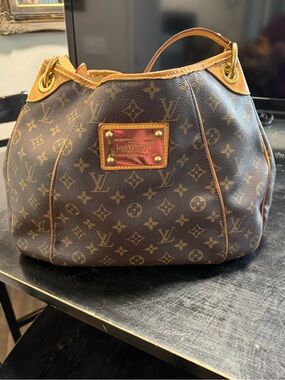 Louis Vuitton Galliera PM Bag w COA